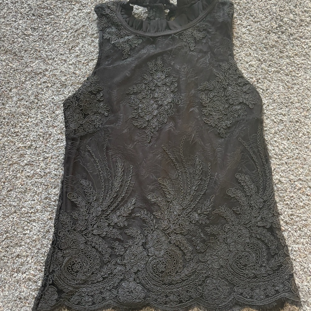 Nuna Lie- High Neck Lace Tank